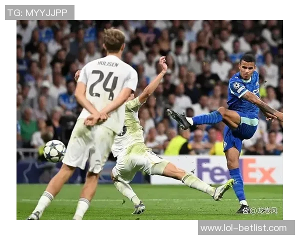 欧冠激战：AC米兰小胜巴黎圣日耳曼帽子戏法引发争议判罚热议