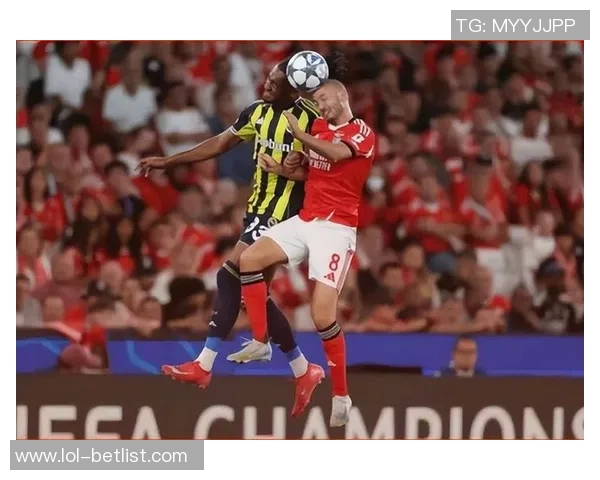 本菲卡友谊赛大胜那不勒斯帽子戏法引发争议判罚全场沸腾